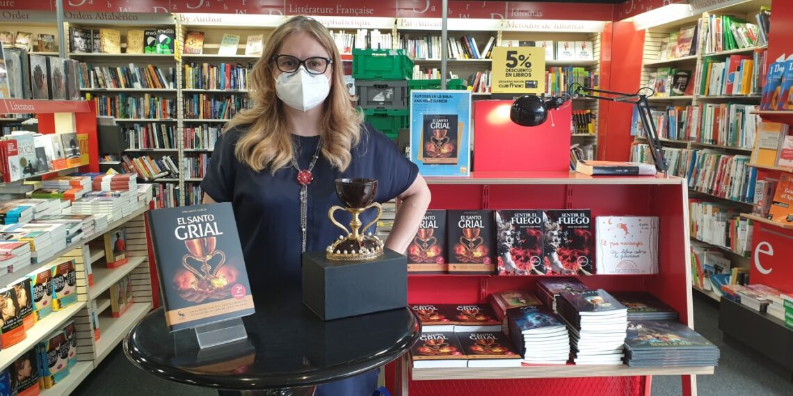Firma de libros «El Santo Grial» en el Fnac por la Dra. Ana Mafé