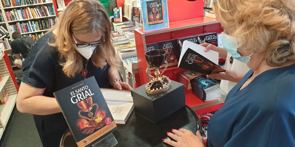 Firma de libros «El Santo Grial» en el Fnac por la Dra. Ana Mafé