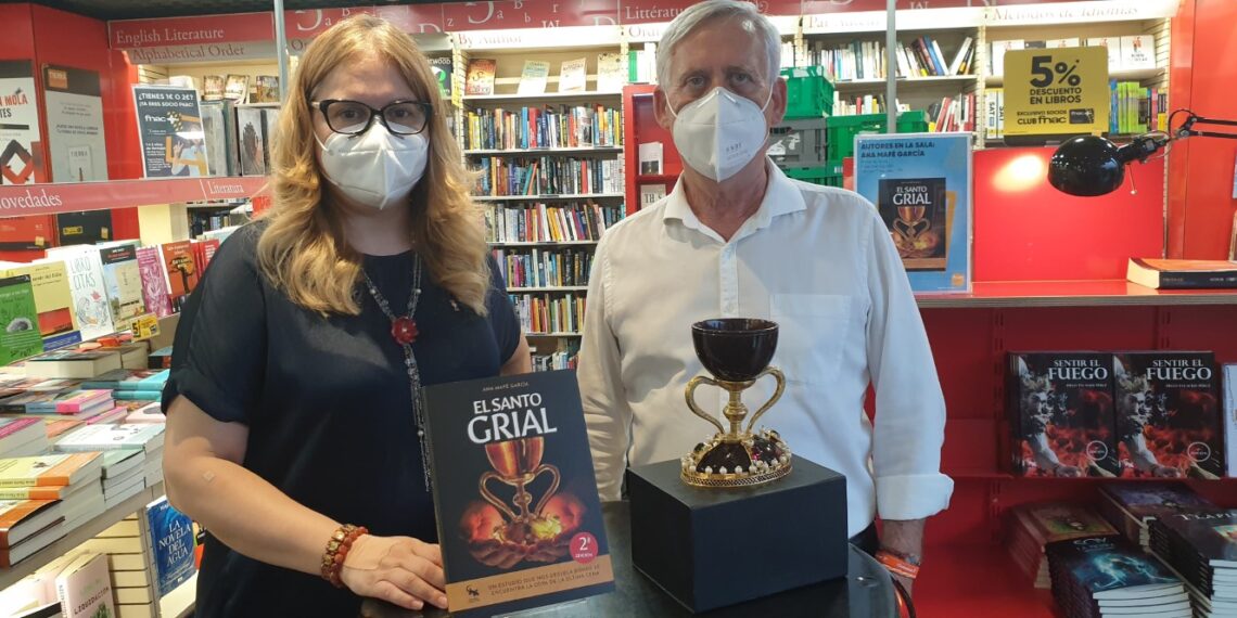 Firma de libros «El Santo Grial» en el Fnac por la Dra. Ana Mafé