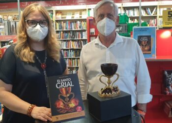 Firma de libros «El Santo Grial» en el Fnac por la Dra. Ana Mafé