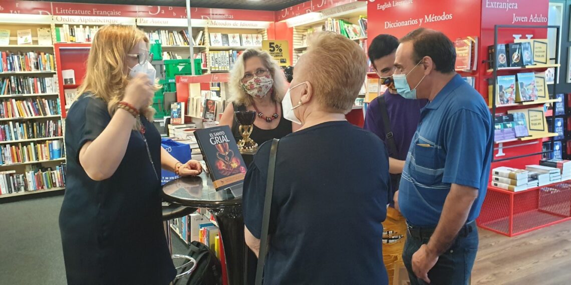 Firma de libros «El Santo Grial» en el Fnac por la Dra. Ana Mafé