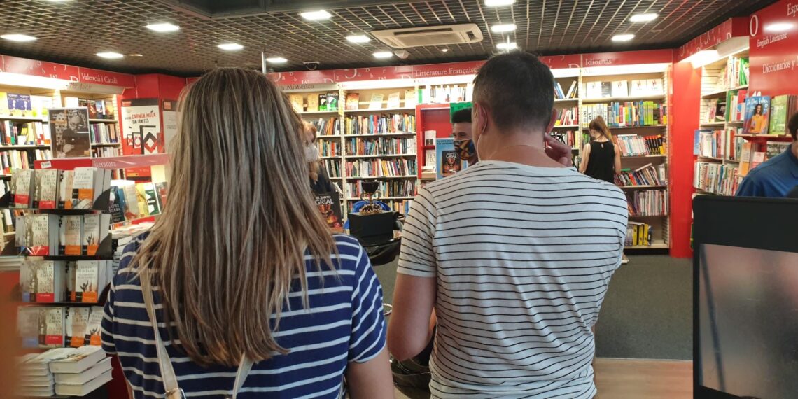Firma de libros «El Santo Grial» en el Fnac por la Dra. Ana Mafé