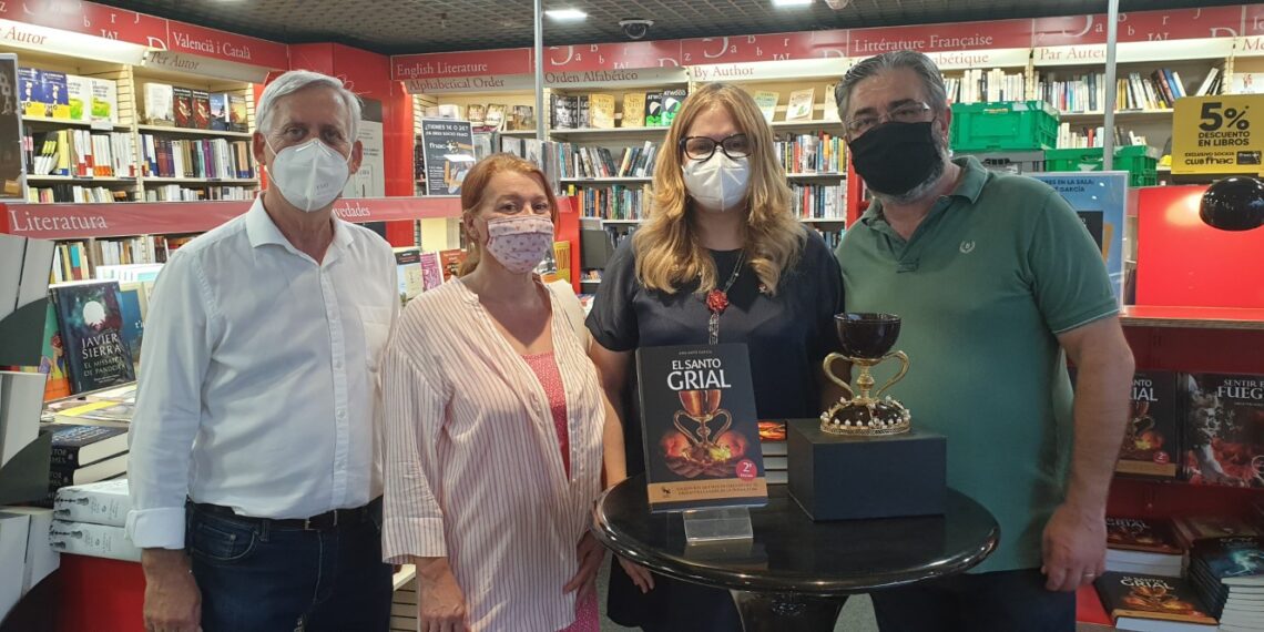 Firma de libros «El Santo Grial» en el Fnac por la Dra. Ana Mafé