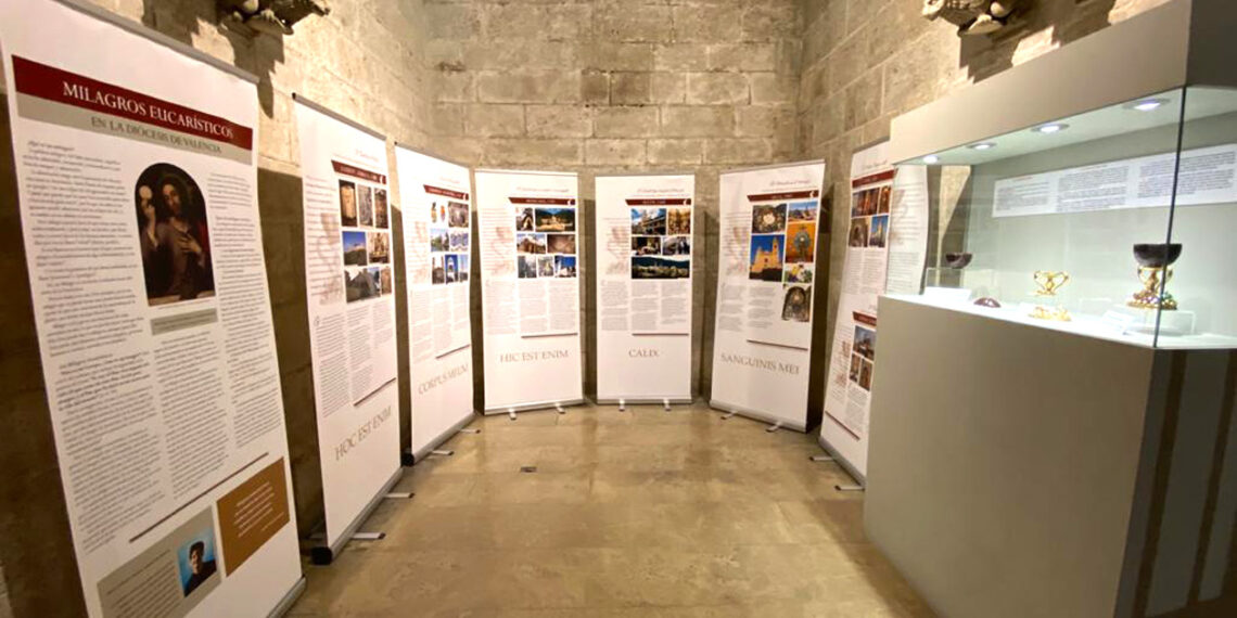 La Catedral expone una réplica despiezada del Santo Cáliz y paneles informativos sobre los milagros eucarísticos en la diócesis de Valencia