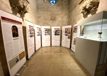 La Catedral expone una réplica despiezada del Santo Cáliz y paneles informativos sobre los milagros eucarísticos en la diócesis de Valencia