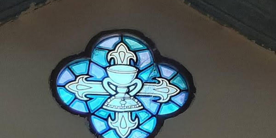 Una parroquia en Cuba cuenta en una vidriera con una representación del Santo Cáliz, venerado en la Catedral de Valencia