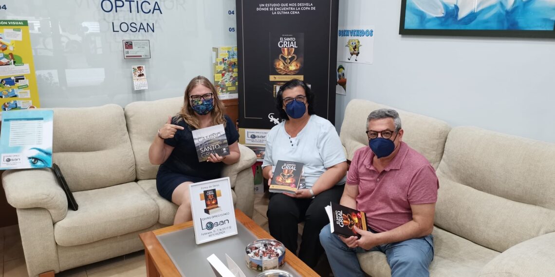 Firma del libro El Santo Grial en el Centro Óptico Clínico Losan