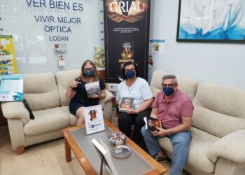 Firma del libro El Santo Grial en el Centro Óptico Clínico Losan